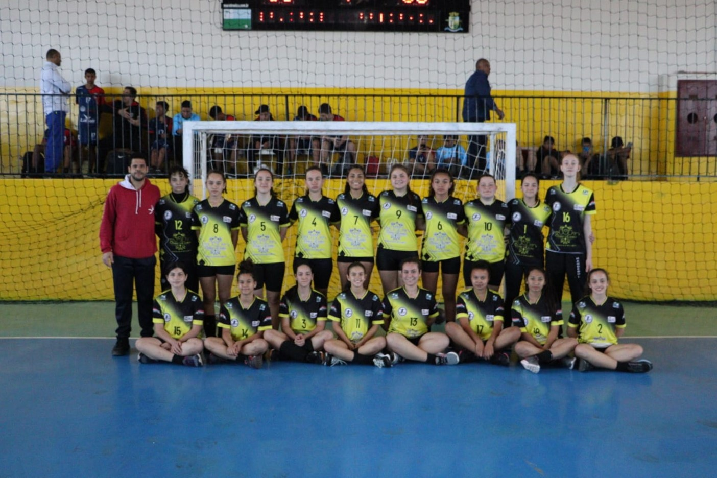 Jogo acirrado no handebol feminino Sub-14 